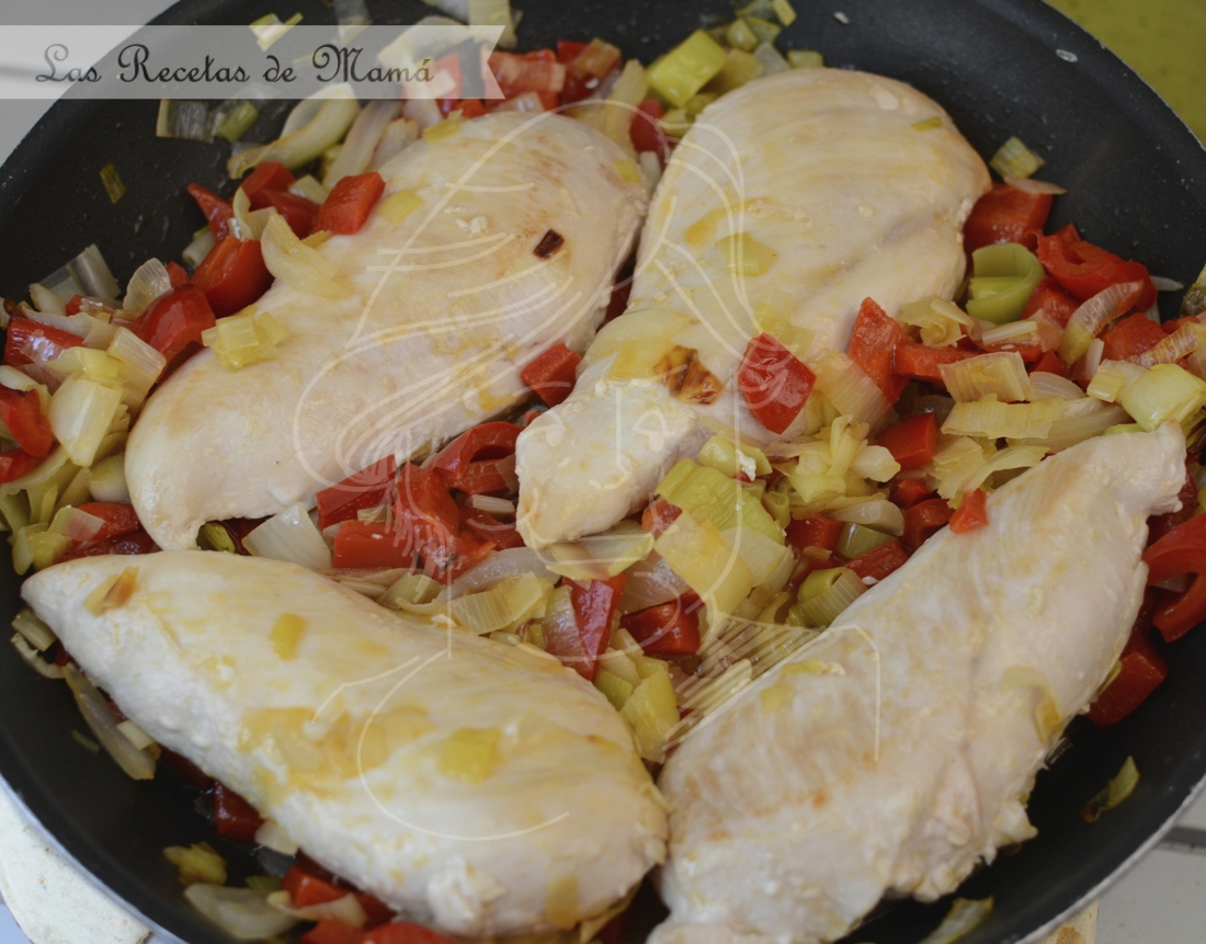 Pechugas de pollo en salsa roja | Las Recetas de Mamá